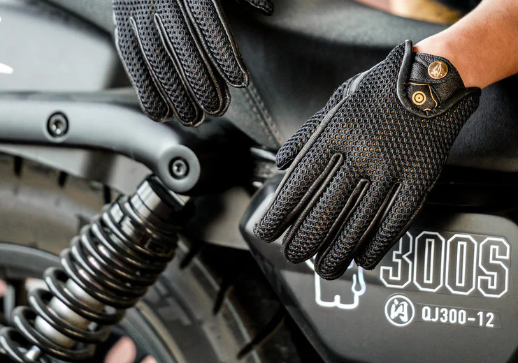 Retro Gloves — R18